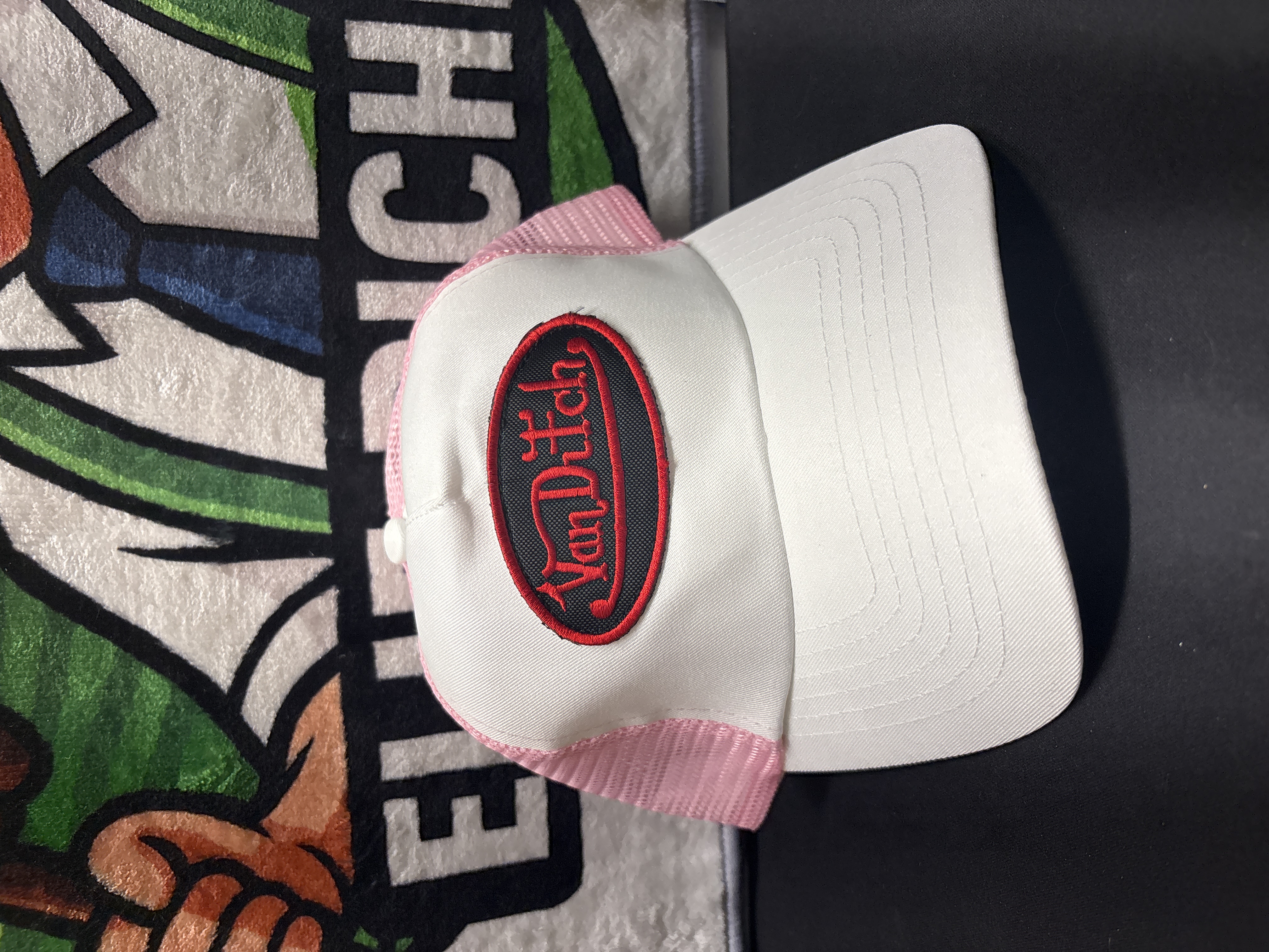 LOT 2026-967 — Casquette de style camionneur Van Dutch, en blanc et rose, avec panneau… — photo 1
