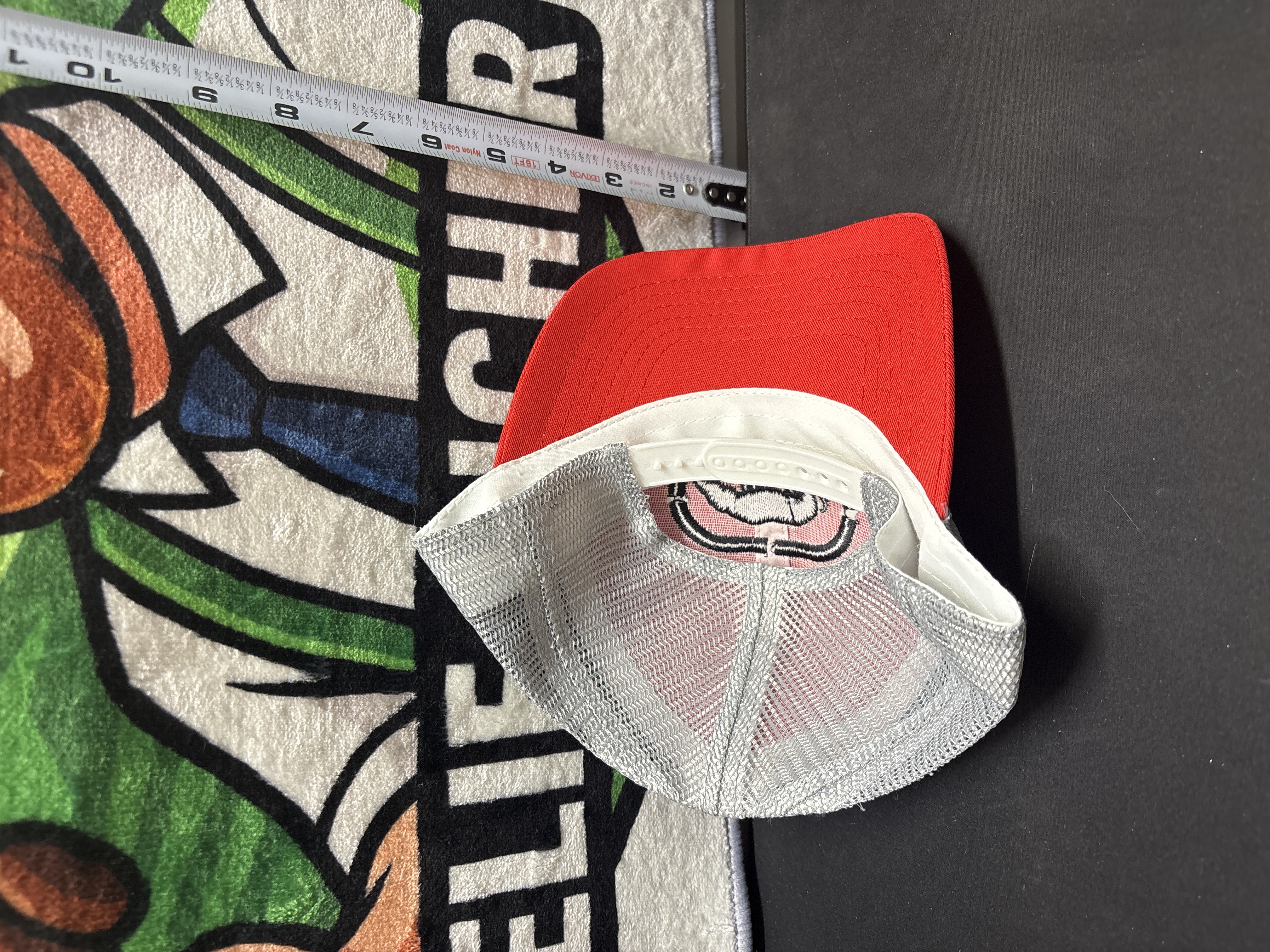 LOT 2026-968 — Casquette de type trucker à façade rouge, panneaux arrière en filet gris et… — photo 2
