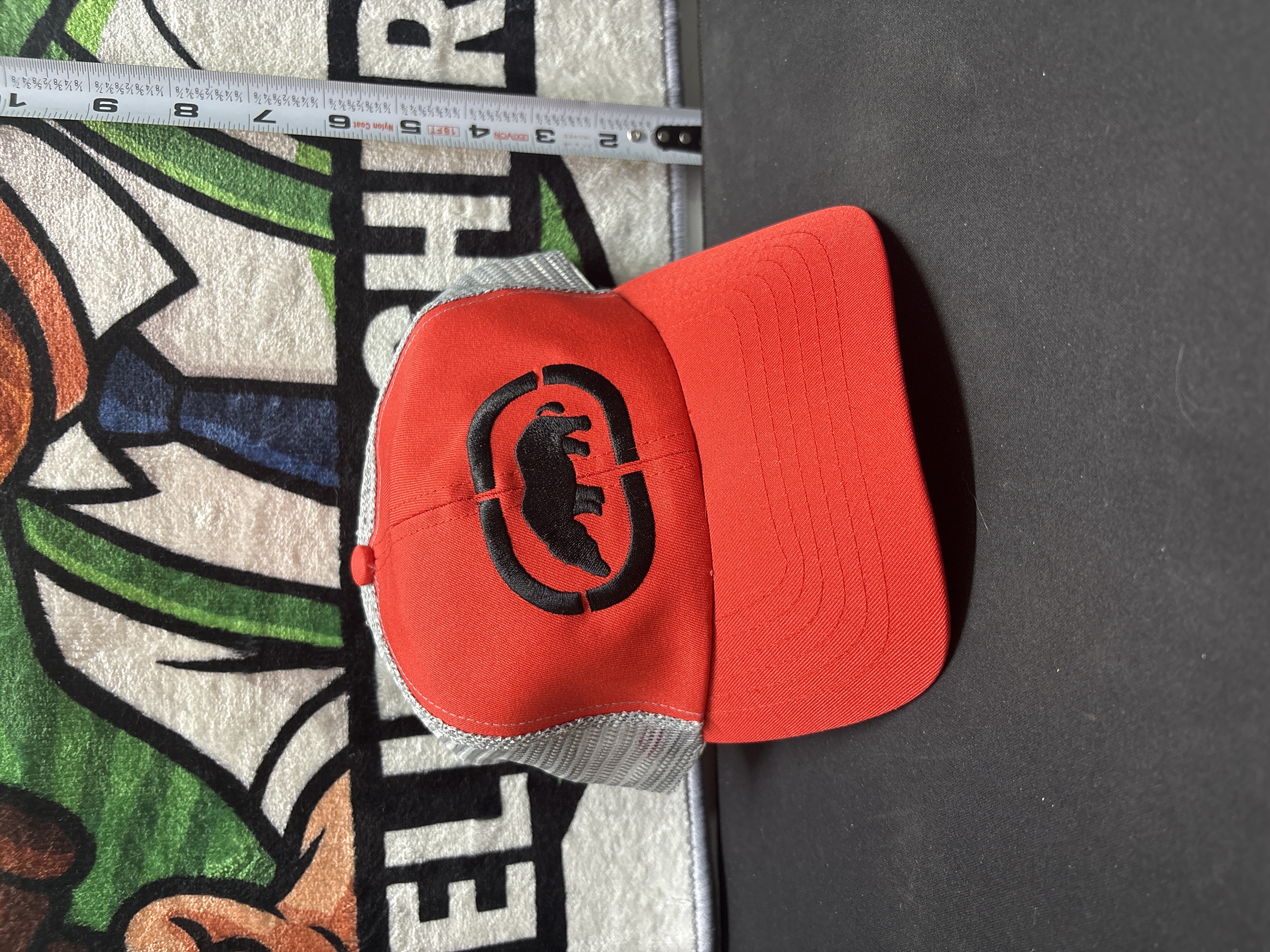 LOT 2026-968 — Casquette de type trucker à façade rouge, panneaux arrière en filet gris et… — photo 1